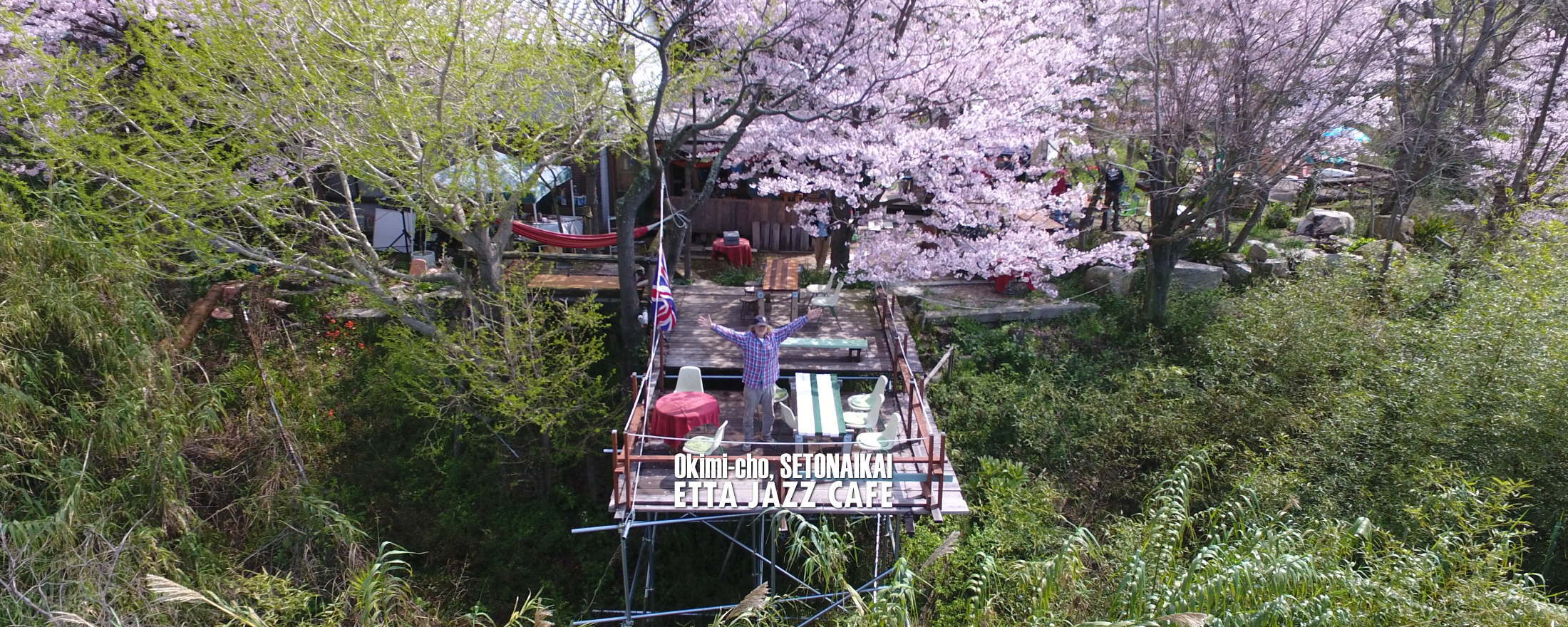 エッタジャズカフェの店内の様子・ビーチ・キャンピングカー