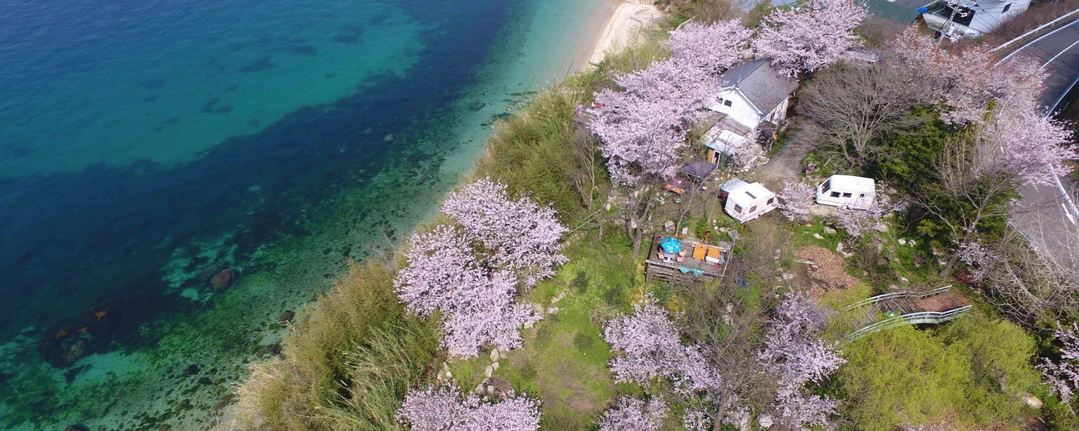 ドローンによる店舗の空撮写真